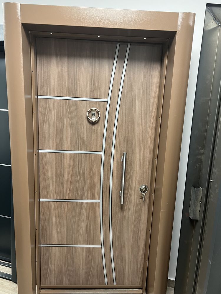 Входна врата с метална каса