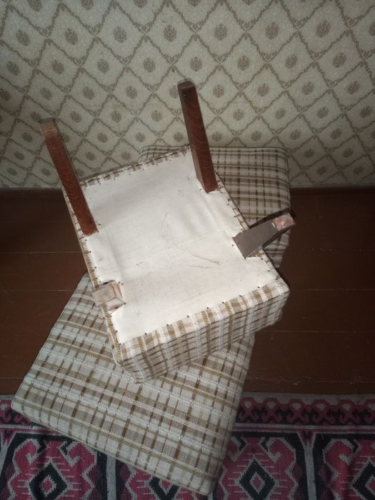 3бр. ретро тапицирани табуретки