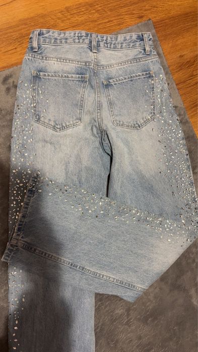 Дънки с камъчета от Бершка