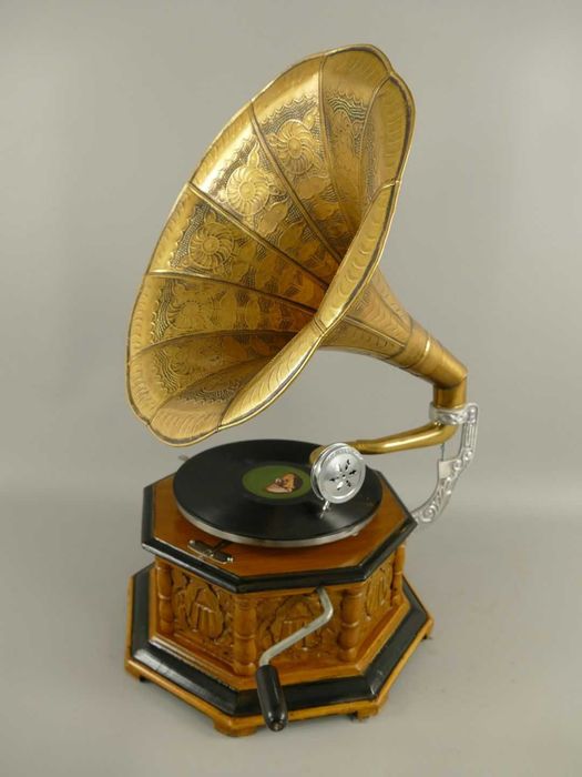 Gramofon octagonal, lemn, maro, H. 66 cm, decoratiuni-antichitati.ro