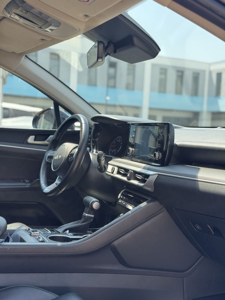 Kia K5 2023 lyuksiz pozitsiyasi
