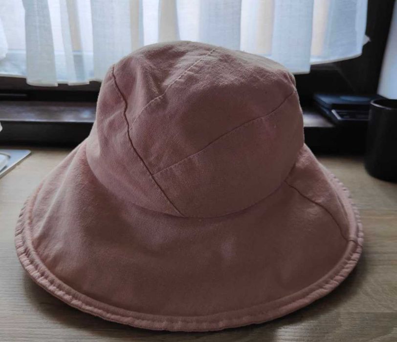 Pălărie roz tip bucket cu boruri largi