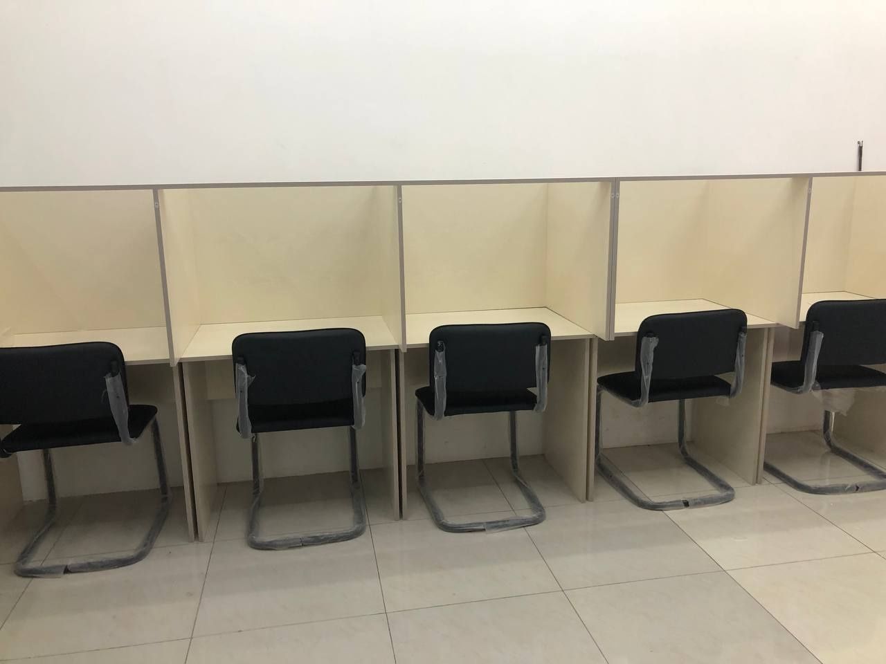 Mebel stul sotiladi qziqan odamga kelishtrib beriladi holati yangi