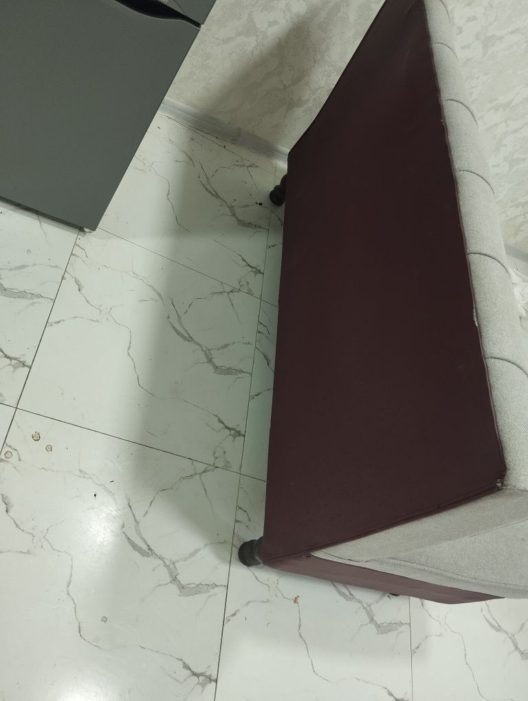 2 ta divan bora. Bittasi 1.5 m ikkinchisi 2.40