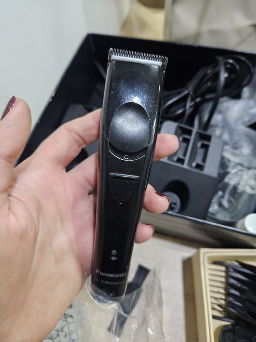 малка машинка със зарядна станция