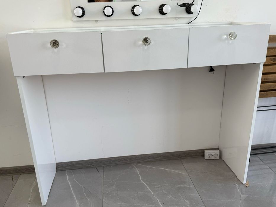 Тоалетка с три чекмеджета и стъклен плот