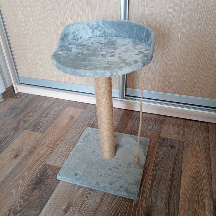 Стойка для кошки  почти новая _