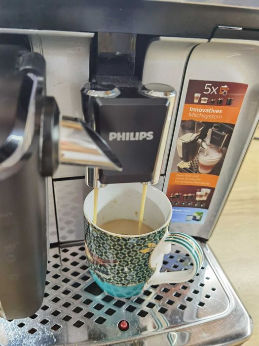 Каферобот Philips 3200 с чисто нова кана за мляко