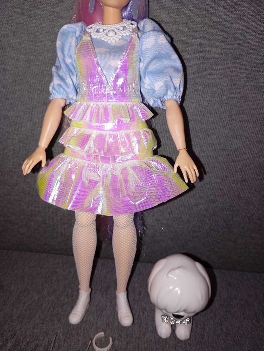 Кукла Barbie Extra с бяло куче.