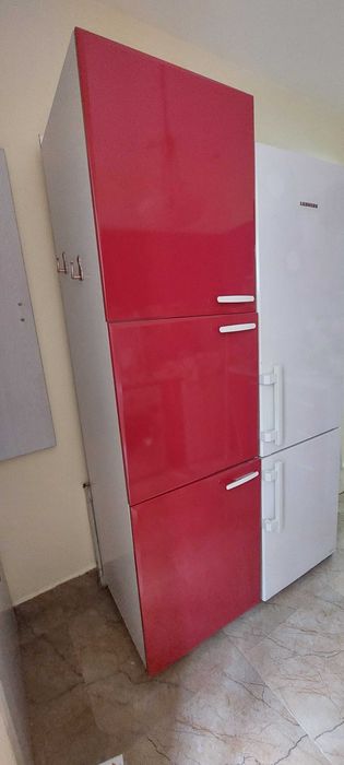 Розов кухненски шкаф