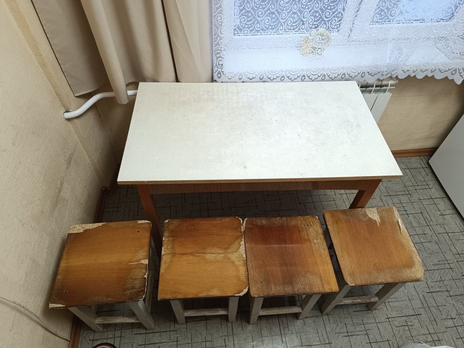 Продам кухонный стол с стульями