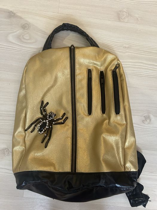 Златна раница с черни детайли