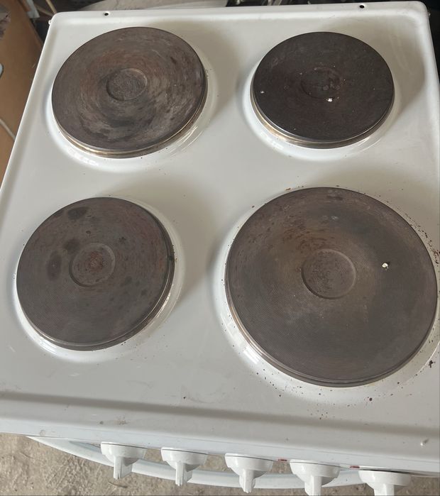 Электрическая плита в хорошем состояние.