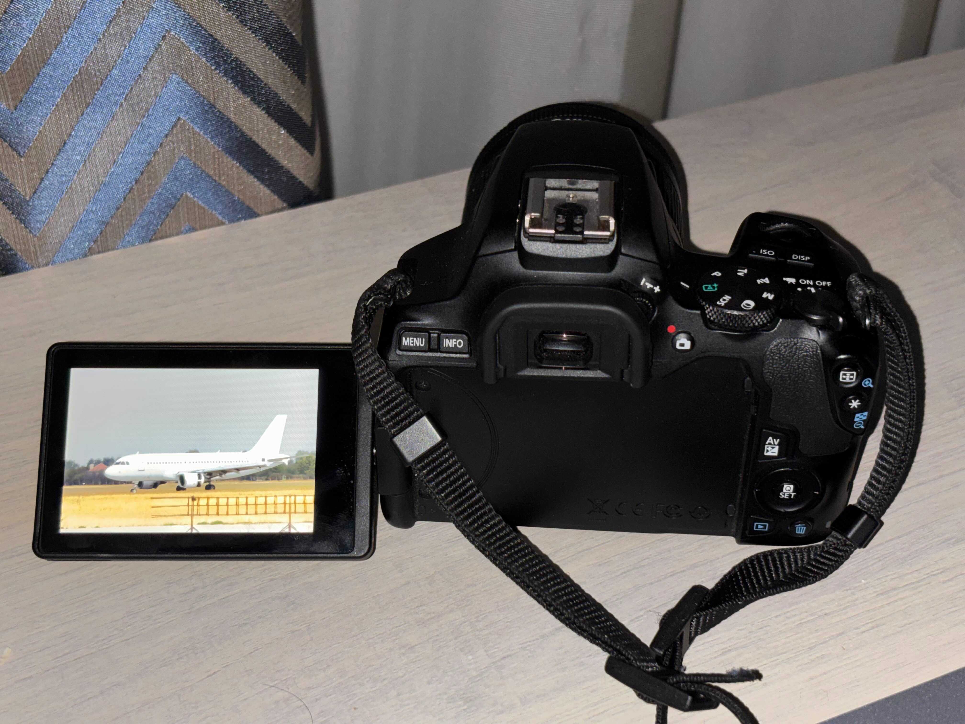 Canon EOS 250D с два обектива