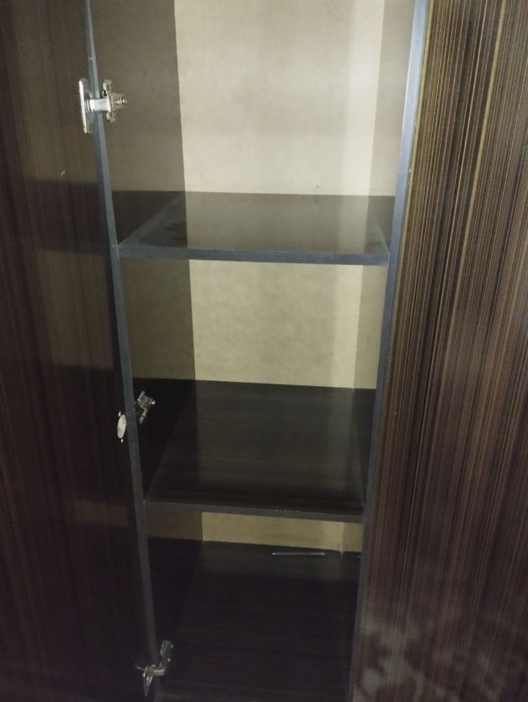 Kiyimlar uchun shkaf