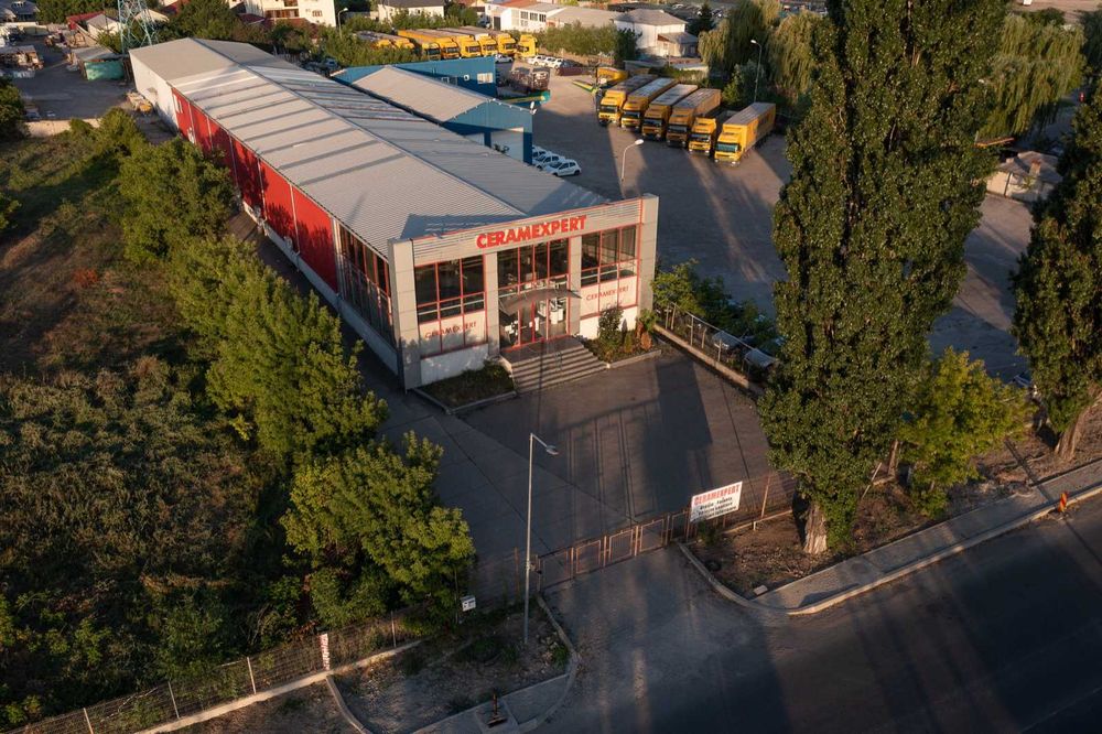 VAND depozit TIP SHOWROOM si  teren