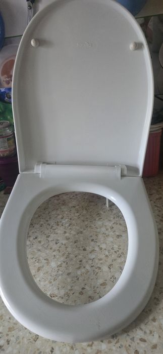 Крышка от унитаза с доводчиком. Продам не дорого.