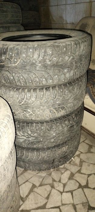 Продам шины зимние  Nokian 215/65R 16.