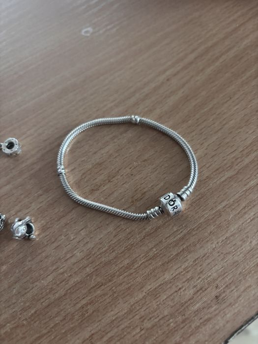 Гривна Pandora с талисмани, два клипса и предпазна верижка.