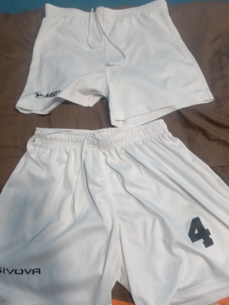 Vand tricouri si pantaloni scurti de fodbal
