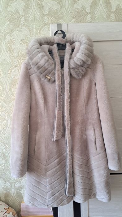 продам шубу (мутон) + бонусом шапка и снуд