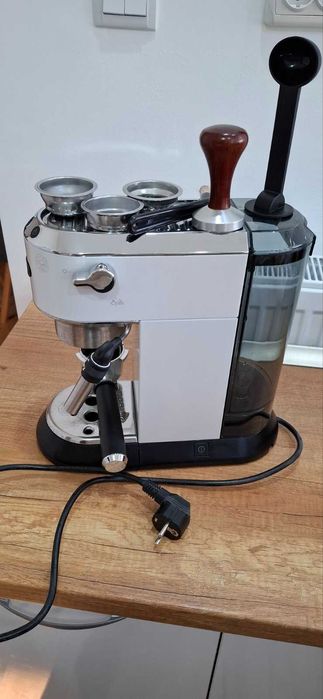 Кафемашина Delonghi Dedica EC 685.W