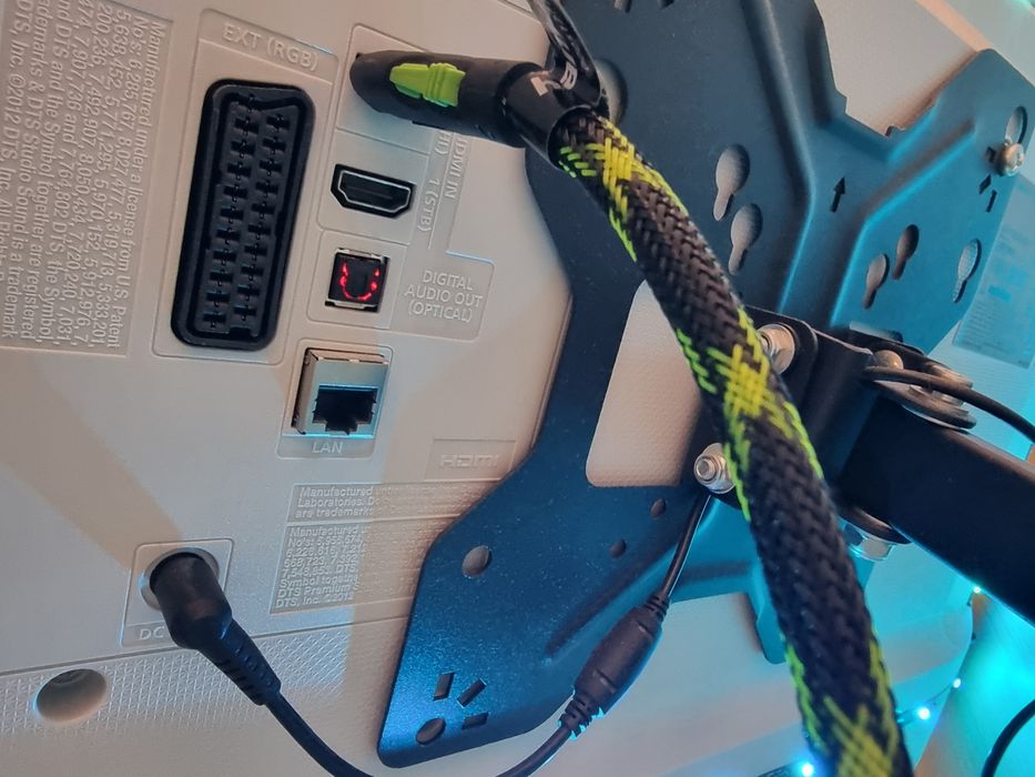 Телевизор Samsung Smart TV 32 инча с красиви и плътни цветове!