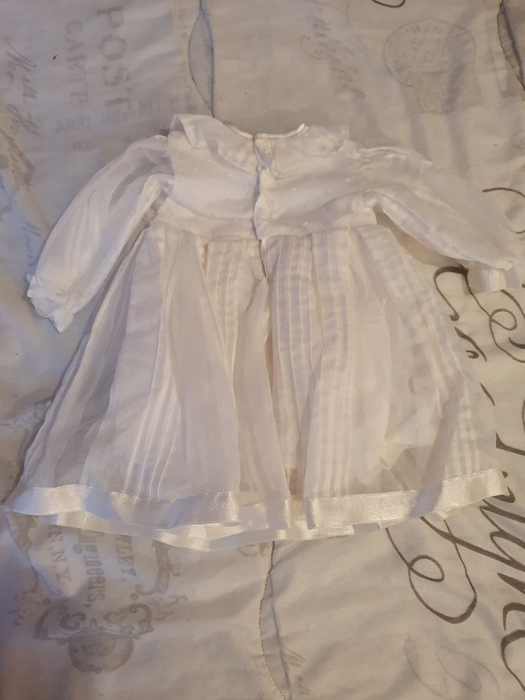 Бяла рокля за бебе
