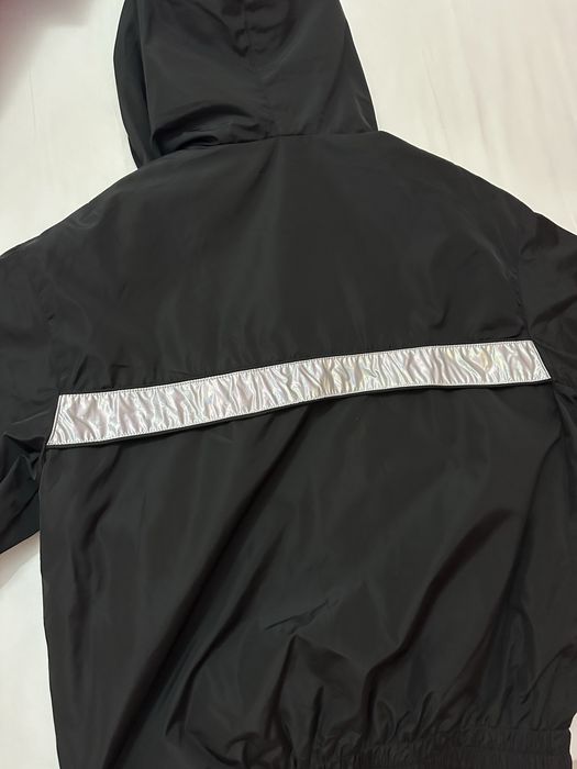 Дамско яде тип ветровка