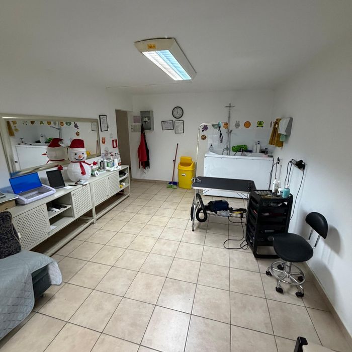 Vând apartament compus din 2 spații comerciale.