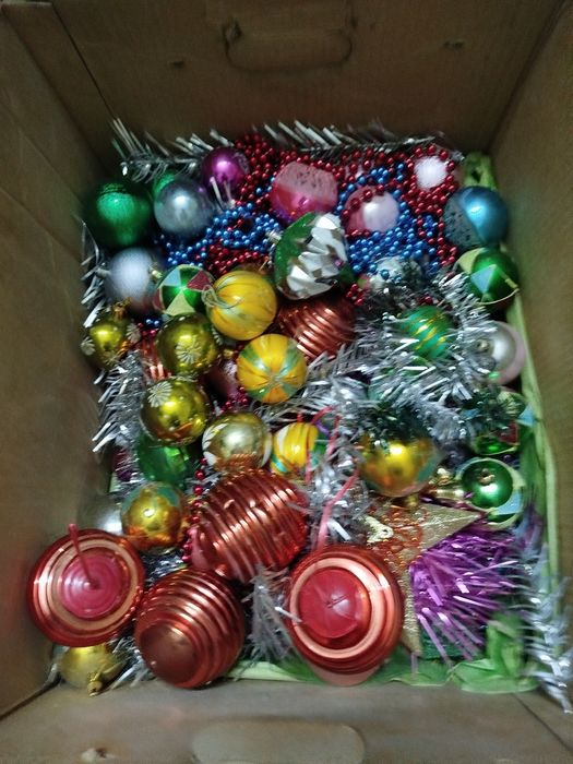 Продается новогодняя ёлка на подставке