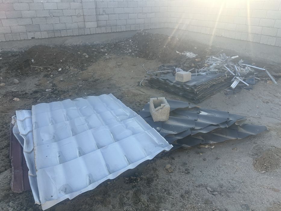 Холодильник и остатки черепиц