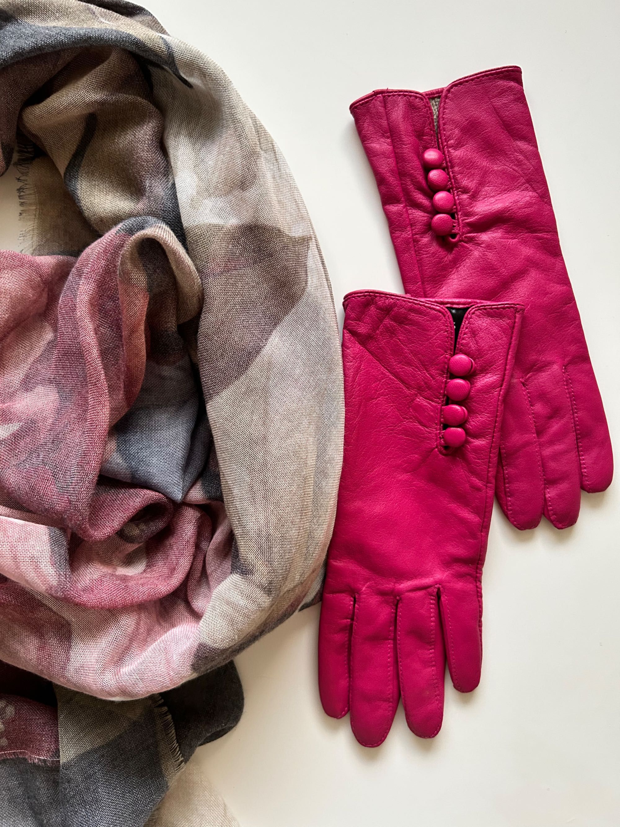 Кожени ръкавици в цикламен цвят & прекрасен нежен шал