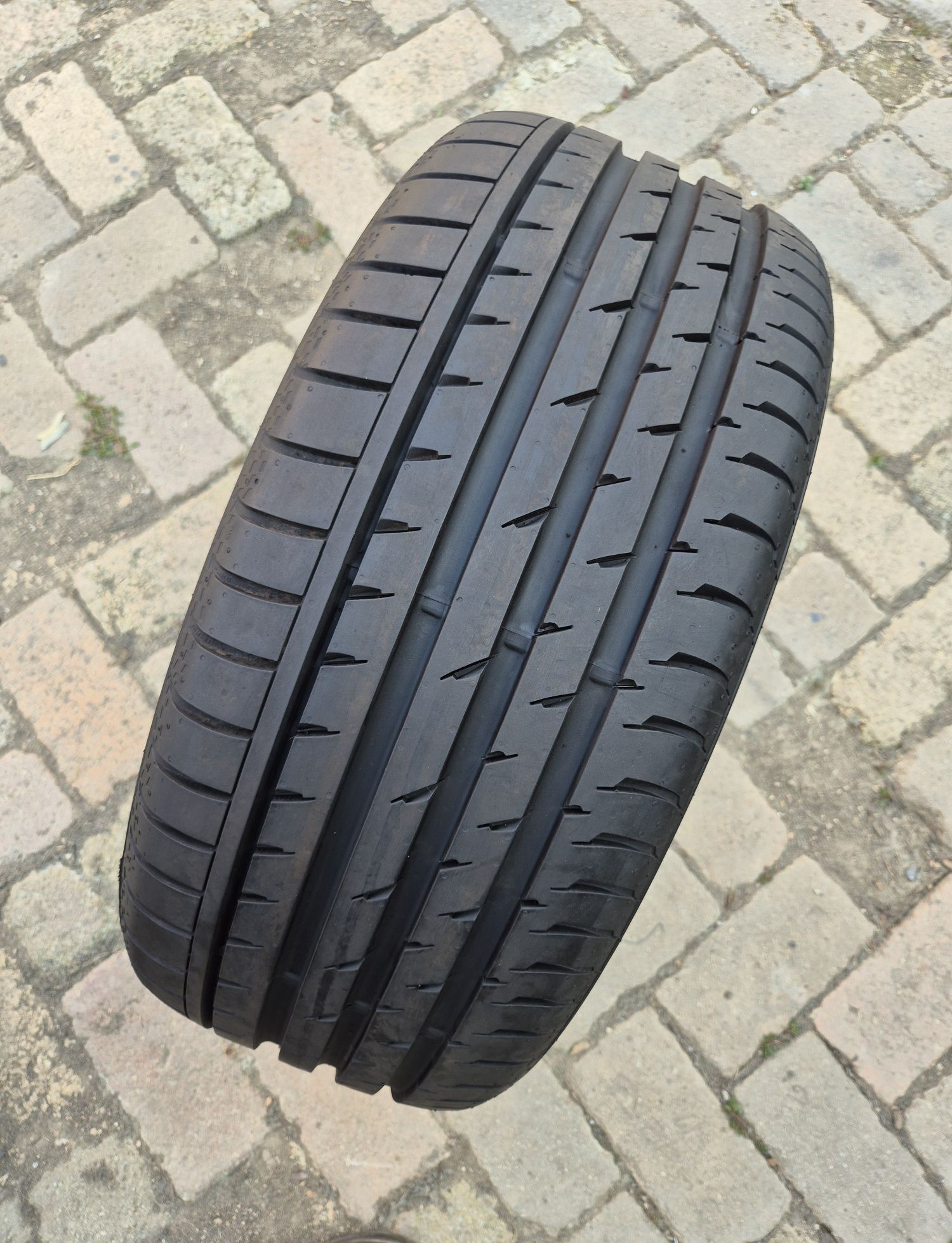O bucată 245/35 R20 vară - una Continental