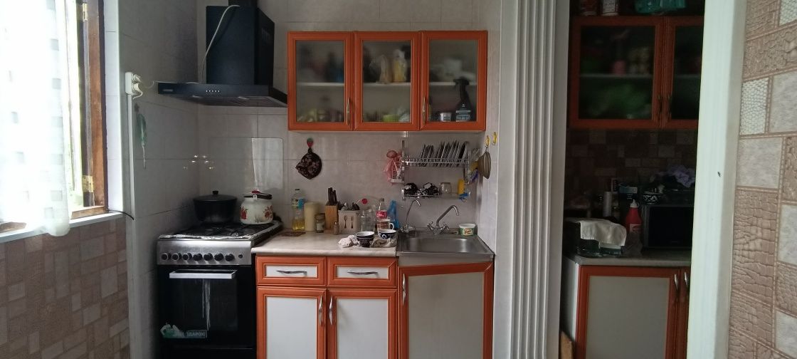 Кора камиш 2/4да 3 хоналик уй сотилади. 3/3/4. Балкон:2х6. Маклерсиз!