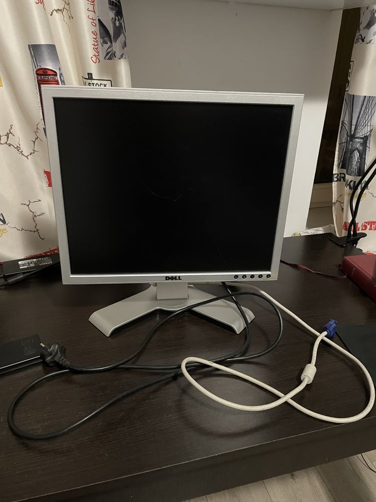 Vand 4 monitoare