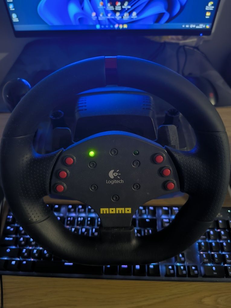 Игровой руль Logitech momo