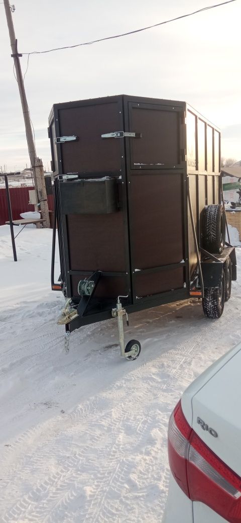 Прицепы и коневозки.