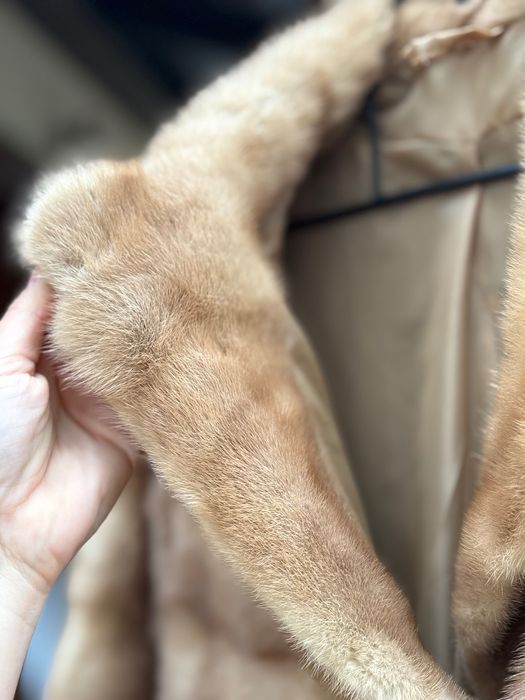 Vând palton din blana naturala din Vizon