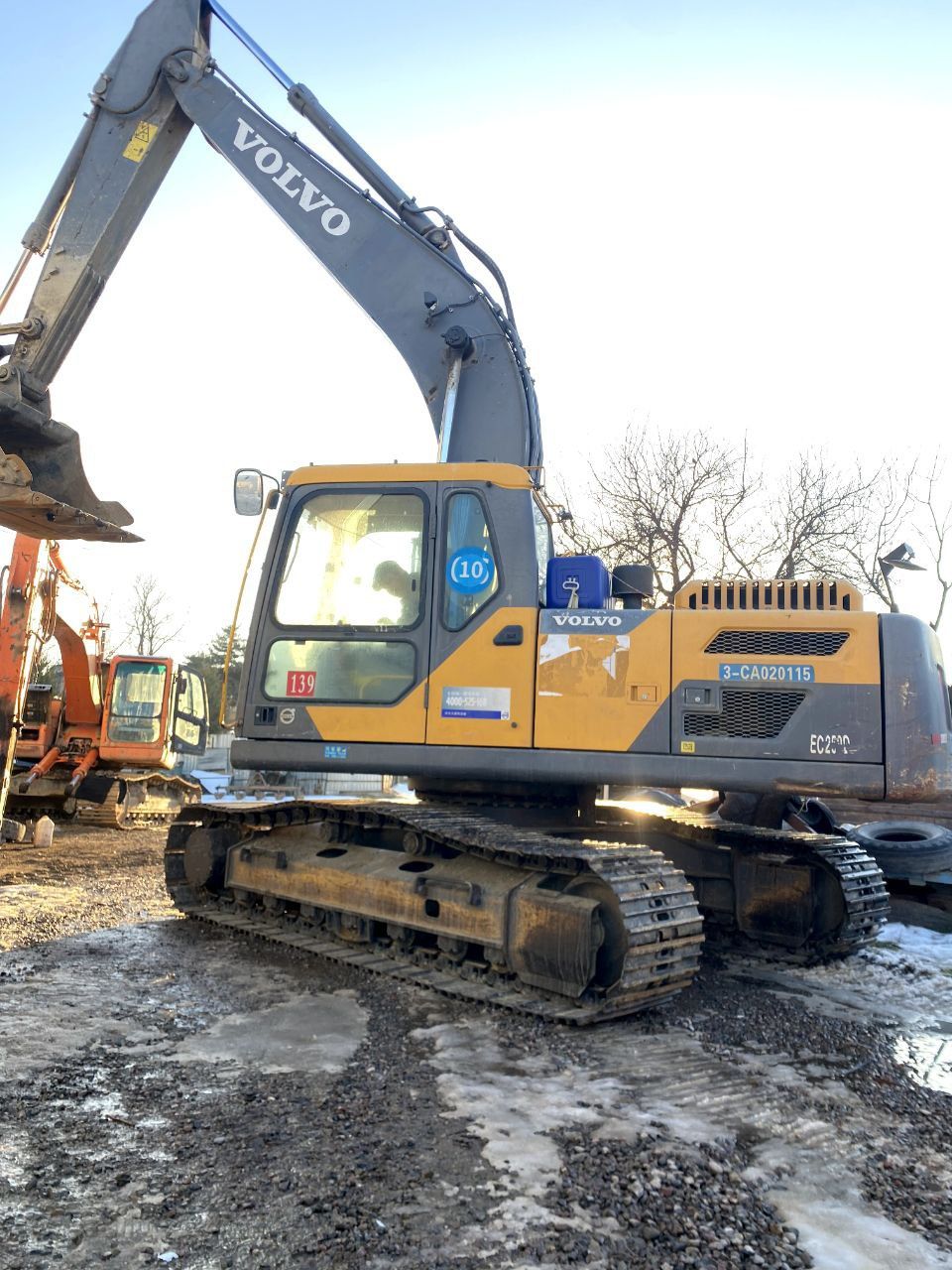Услуги гусеничного экскаватора Volvo 220