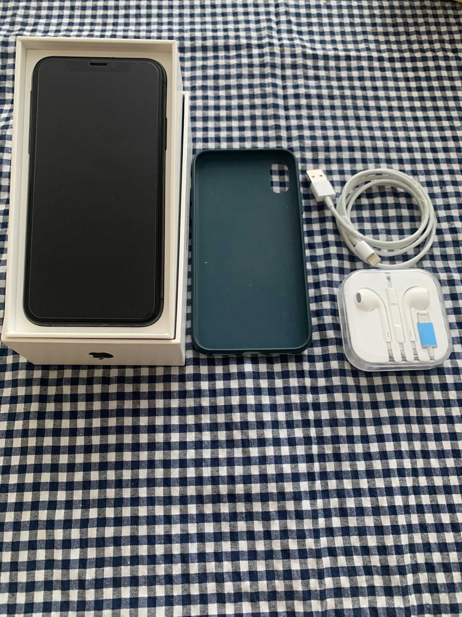 Продавам черен iPhone XS 256GB с аксесоари
