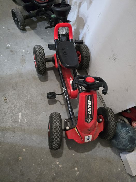 Vand kart cu pedale roșu cu negru