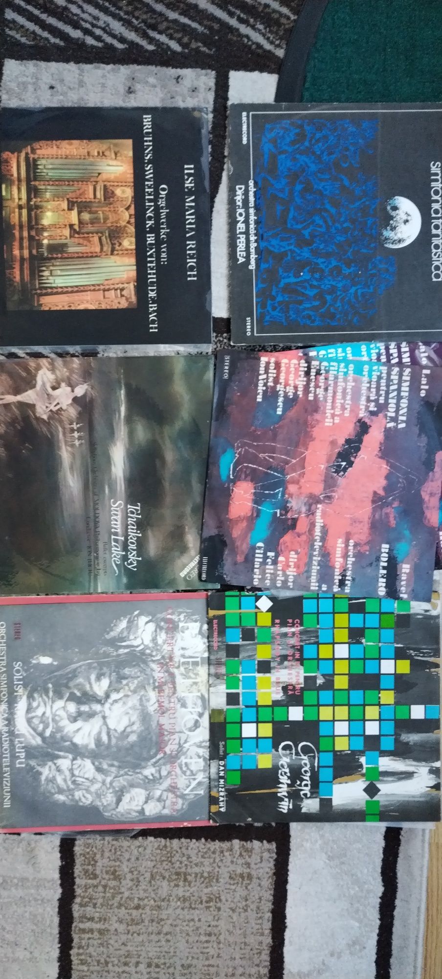 Vând discuri vinil,diferite.