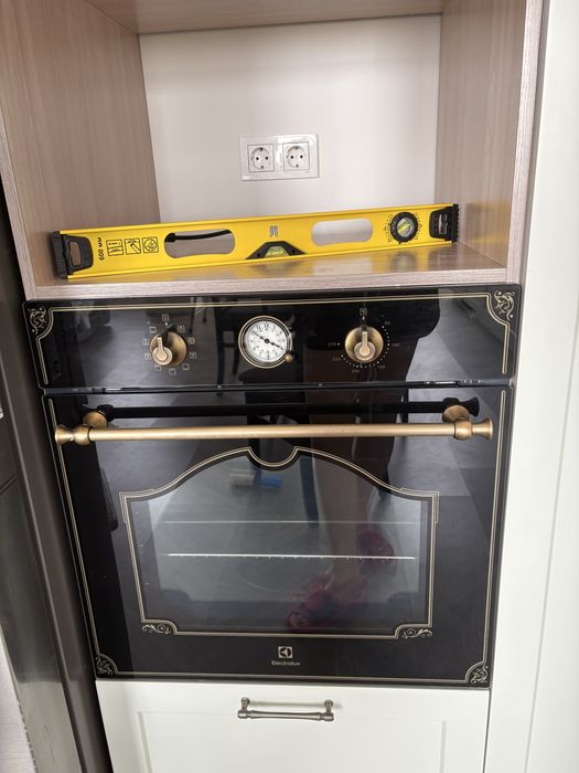 Продаю комплек техники для кухни( духовой шкаф, плита, вытяжка)