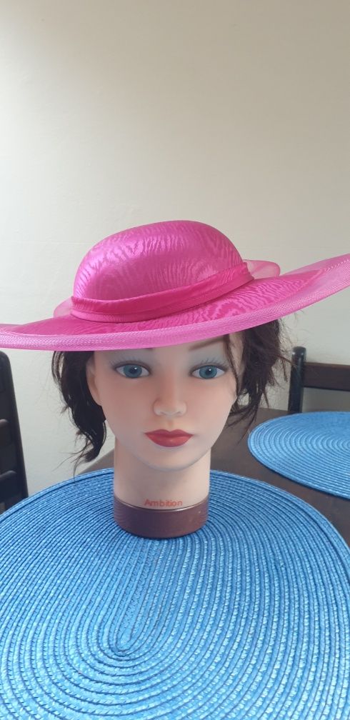 Pălărie roz pentru nunți