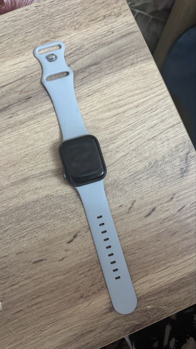 Продам Apple watch SE в отличном состоянии