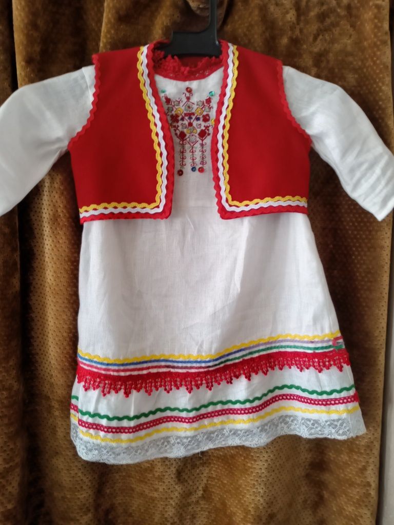 Пъстра детска носия с бродерия и шевици