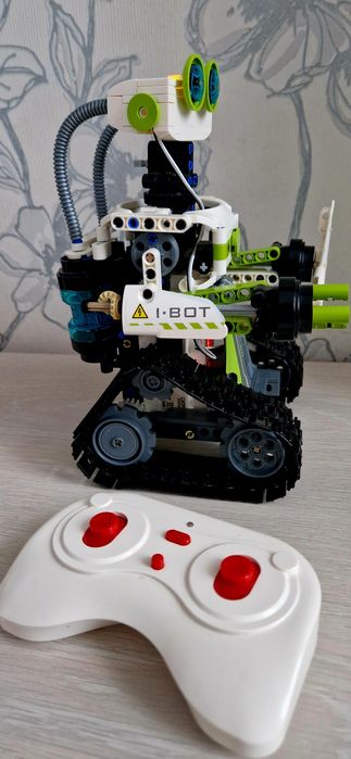 Cada bot programabil  +8 LEGO