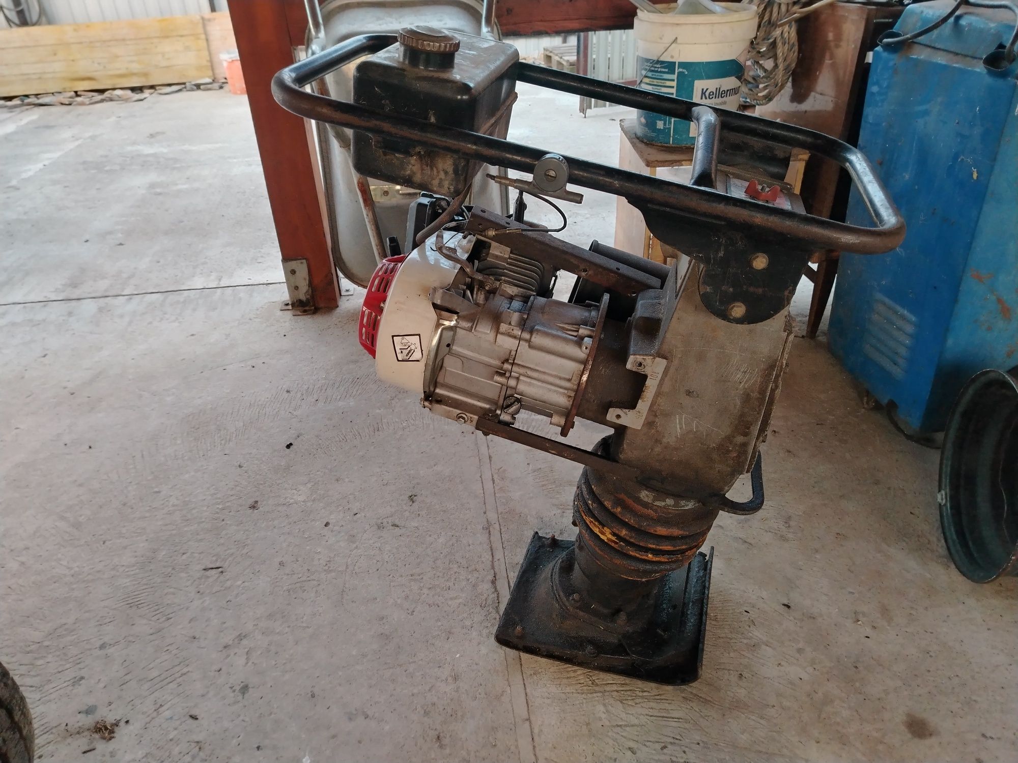 Vand compactor pământ