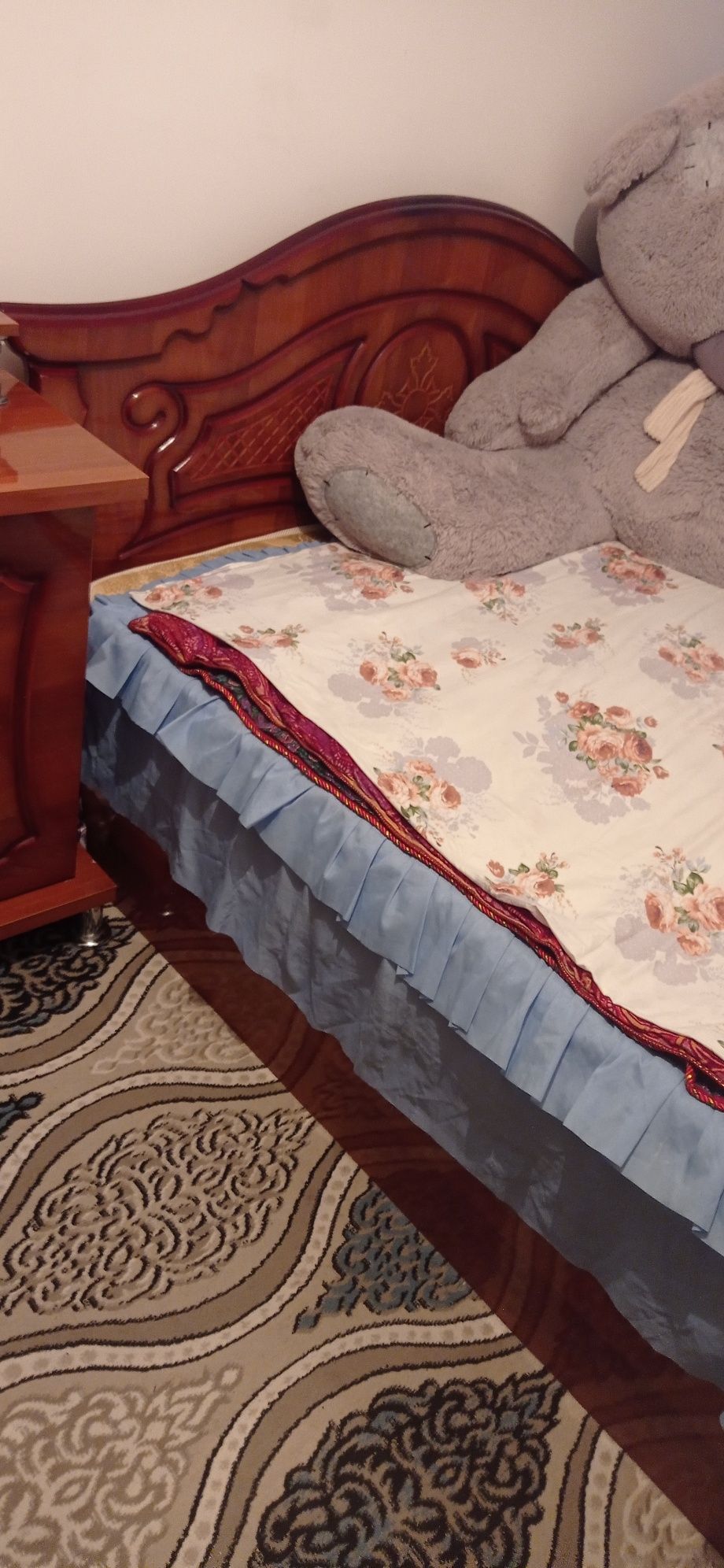 Spalni mebel oyna ikkita tumbasi bor